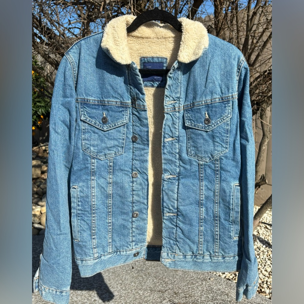 ZARA men’s denim full fleece jacket coat .size medium gently used. No wear tear.